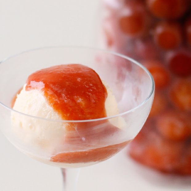 アイスにかけたさくらんぼソース